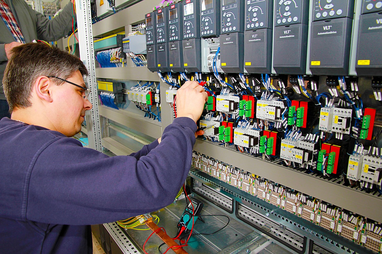 Techniker am Schaltschrank