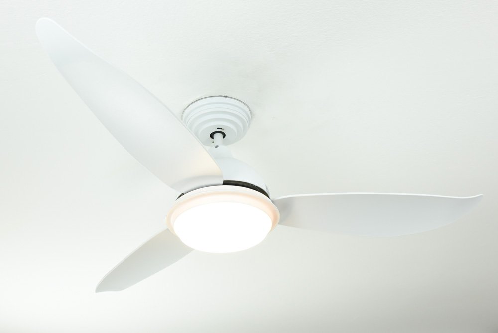 Ceiling fan with LED and remote control